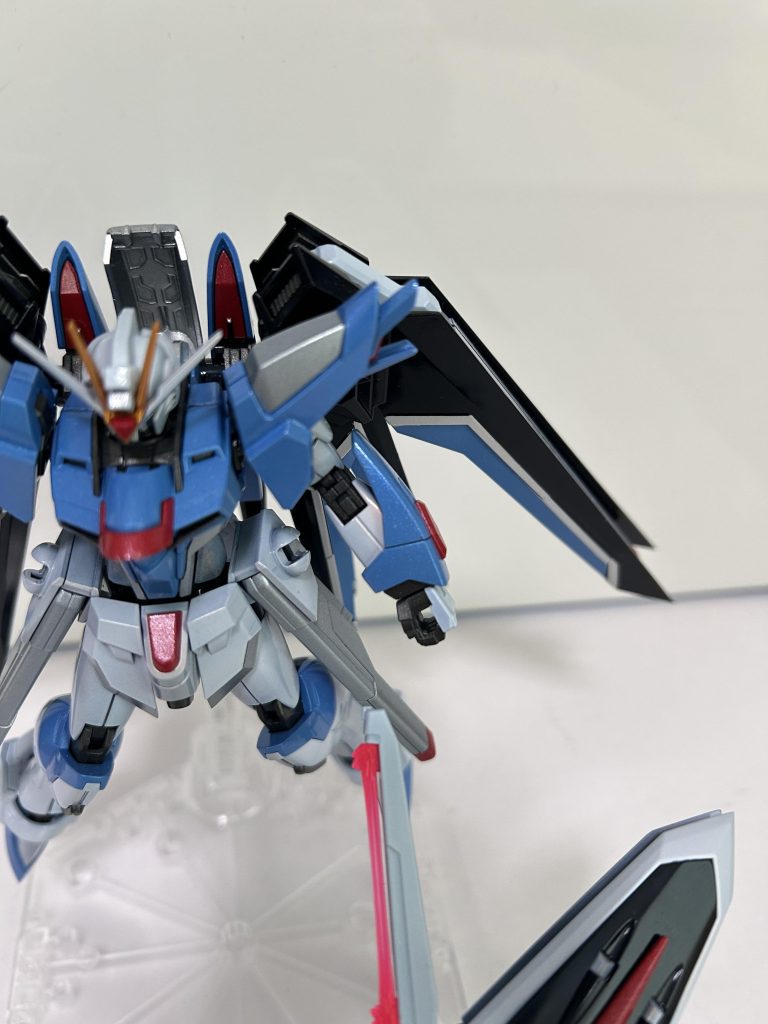 バックパックのウイングの先端、腕のアーマーの先端部分など、HGゆえに丸くなっているところはプラ板などで延長して鋭角化しています。