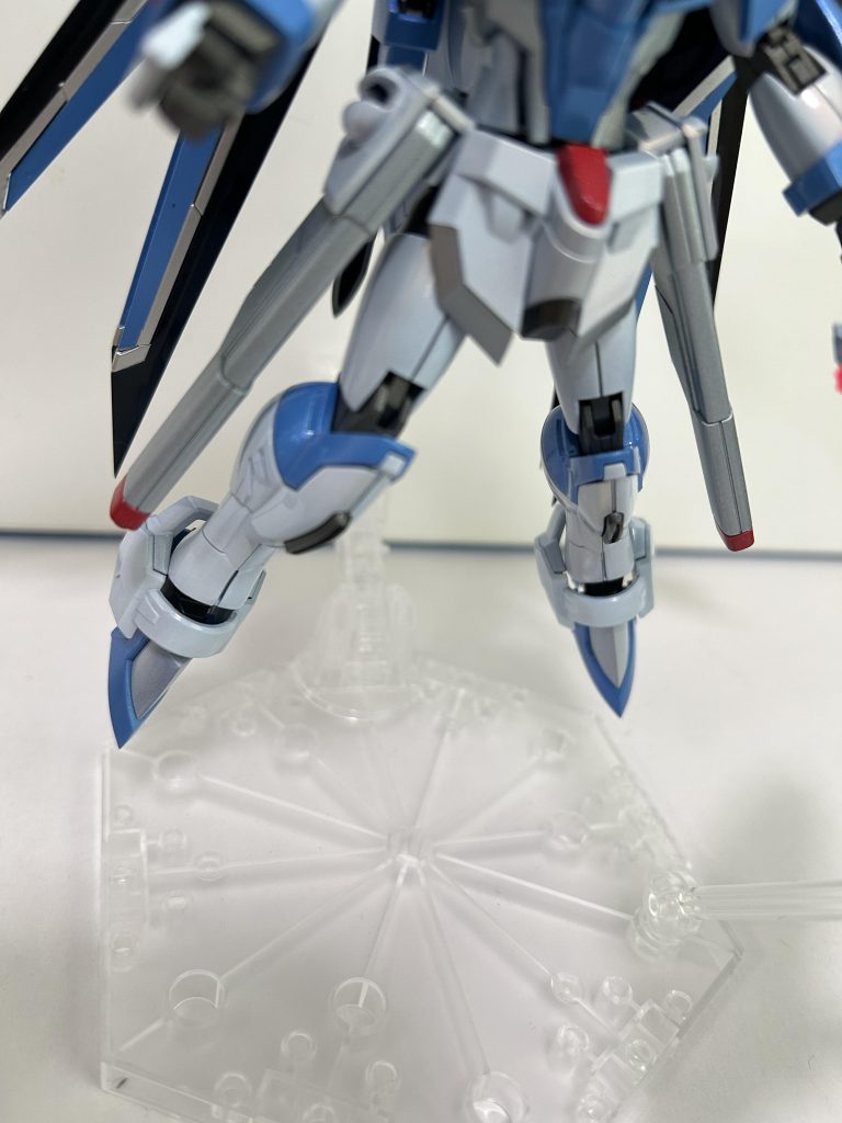 つま先は瞬着で盛った後に鋭角化してあります。全体的に鋭角化してサイズが伸びているので、太ももとふくらはぎはそれぞれ2ミリ延長しました。