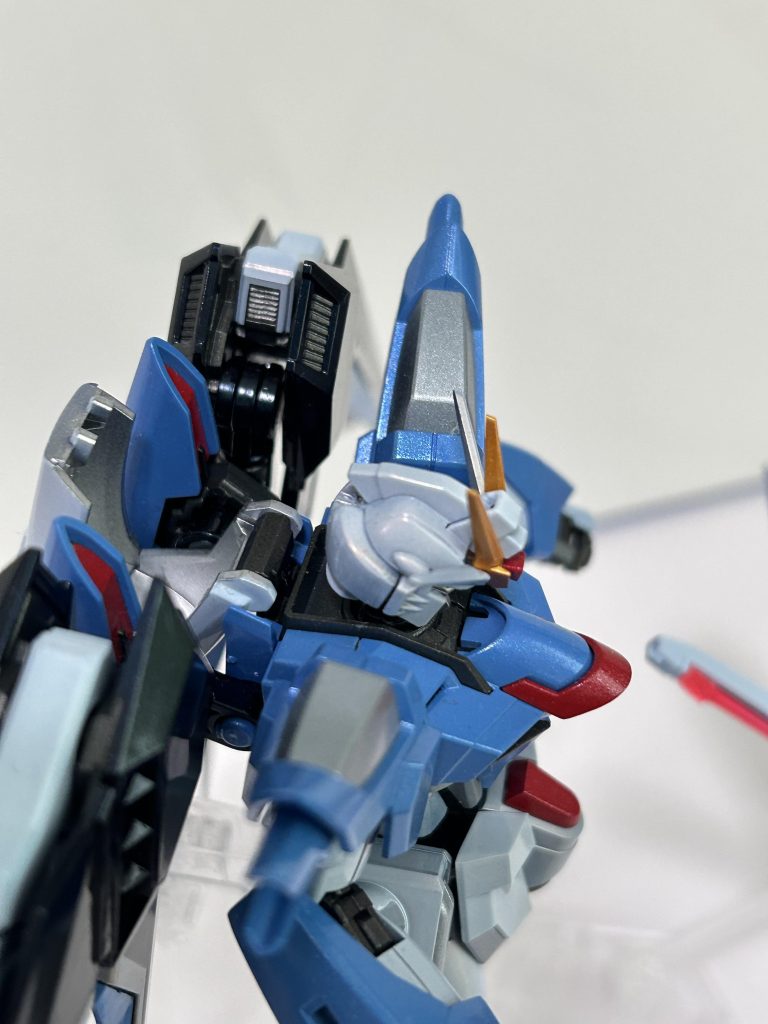 頭部は後ろのパーツを分割して合わせ目を消しています。途中まではタガネで丁寧にやっていたのですが、途中飽きてしまってエナメル溶剤を染み込ませて割りました_(:3」∠)_肩の合わせ目はうまく写っていませんが合わせ目を段落ちモールドにしてあります。