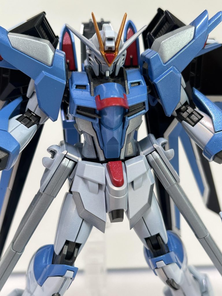 首はうつむけるように0.5ミリ延長しています。腰のレールガンは内側のパーツを切断して小さくしてすっきりするようになっています。フロントアーマーの先端部も、後述の足の延長に合わせて先端を延長して鋭角化してあります。レールガンの合わせ目は段落ちモールドにして誤魔化しました。