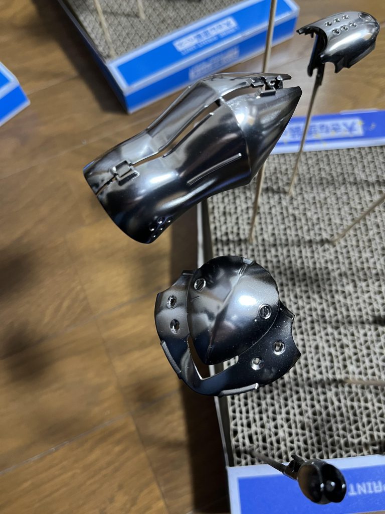 クリアブラックを吹く前のプレミアムミラークロム状態綺麗だ…(値段高いけど…。)