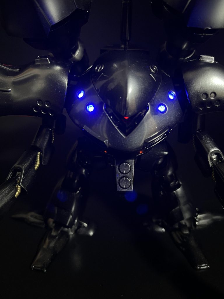 キャンディ塗装を初めてやってみました。装甲部分は光沢ブラック(EXブラック)→プレミアムミラークロム→クリアブラック(2回)→クリアの順です。黒が強めになり過ぎたのでクリアブラック1回が良かったかも…