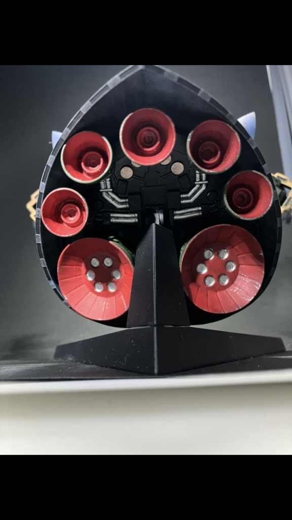 こちらは部分塗装した部分の写真です！碗部のシリンダー部分はシルバーとコッパーで着色を行い、バーニア部分はレッドとシルバーで着色しました！！スカート裏は下から覗かないと見えないのが悲しいですね😭