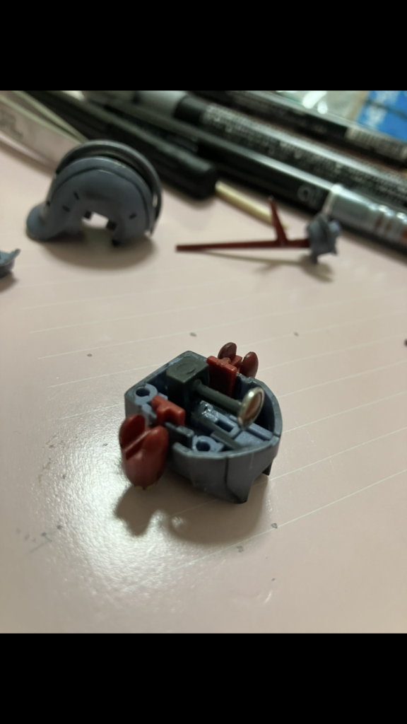 モノアイはモノアイレールの部分をプラ割りでくり抜き、コトブキヤさんの丸モールドにHアイズを埋めた物を接着しました！この時は5mmのHアイズをつけてますが、後ほど3mmに変更しました！この時初めてガンダムマーカー EXメッキシルバーをモノアイの縁に使用したのですが、こんなに簡単に本物の金属のような色を塗れるのかとびっくりしました( °_° )