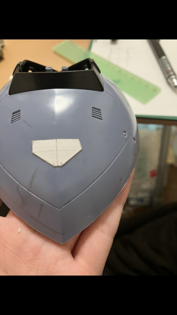 スカートのスジボリについて、前面は六角形にカットした画用紙を貼り付け、背面はブリーフのような形の画用紙を両面テープで貼り付けてそれをガイドにして行いました！この方法はぬっくりんぴっとみんさんの動画を参考にさせていただき、とても勉強になりました✨️参考というかほぼパクリですね、ごめんなさい！💦