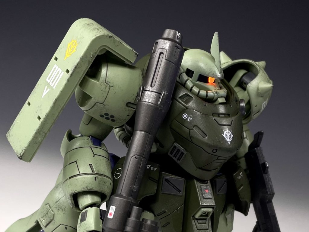 モノアイはクリアパーツランナーを埋め込み、UVライトで発光させています。