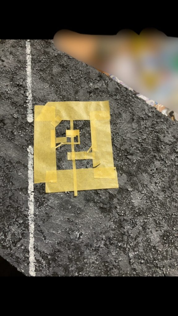 次に先程作ったアスファルトに白線を引きました！そのまま筆で塗っちゃうとヨレヨレの線になってしまうので、マスキングテープをガイド代わりにしてめんぼうを押し当てるように使って白線を引きました！