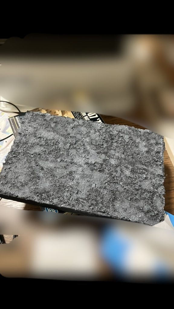 今回はジオラマの制作工程を書かせていただきます！アスファルトの部分はダイソーのコルク粘土を薄く引き伸ばしたものに、シタデルカラーのアストログラナイトを塗りつけました！コルク粘土を引き伸ばした物は質感はアスファルトその物だったのですが、色味はそのままだとイマイチでした、、しかし、アストログラナイトを塗ると色味がグッと本物に近づきました！！アストログラナイトの塗ったあと、ひび割れる性質もグッドでしたね👍