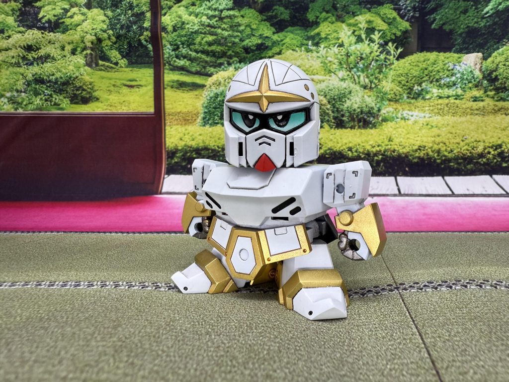 まずは軽装タイプ。純白のボディに金の装飾。すでに漂う大将軍の風格。風林火山編のキットに比べるとガッシリした体格に。個人的にはこの時代の体型が一番好きです。少しふっくらした顔立ちです。鳳凰は幼少期に初めて買ってもらったガンプラで、自分の中の原点とも言えるキットです。基本工作をきっちり行い、パキッとした仕上がりを目指しました。