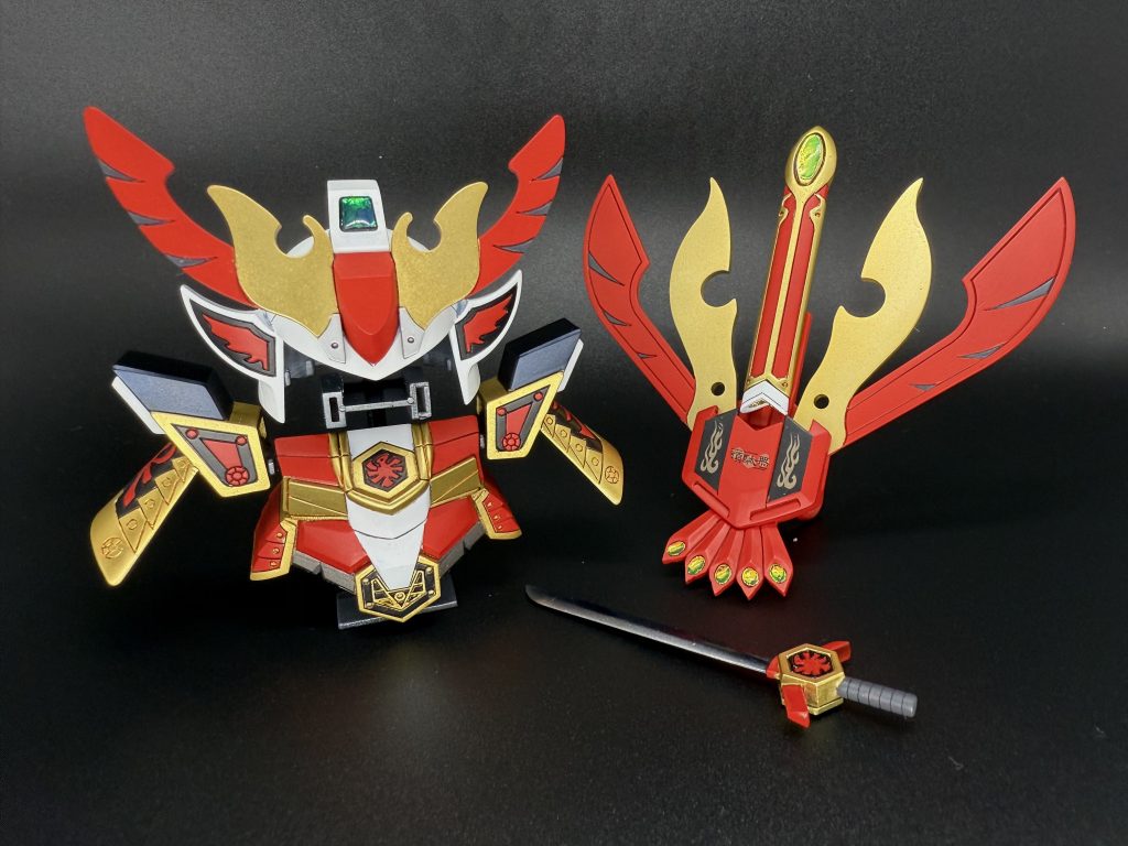 「天の鎧」付属シールは使用せず、肩鎧の文字部分もスジボリ+マスキングで塗装しています。「天帝の神器」には一部デカールを使用。宝玉部分はデコレーションテープ+UVレジンで宝石らしさを表現。鳳凰頑駄無のメインカラーとなる“赤“については、メタリックやパールは使用せず、発色にこだわりました。