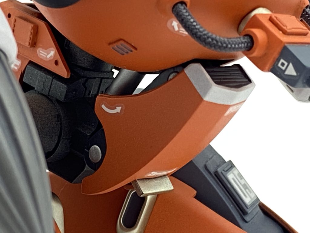 腹部からチラッと見えるシリンダーで工作機械感を出してます。