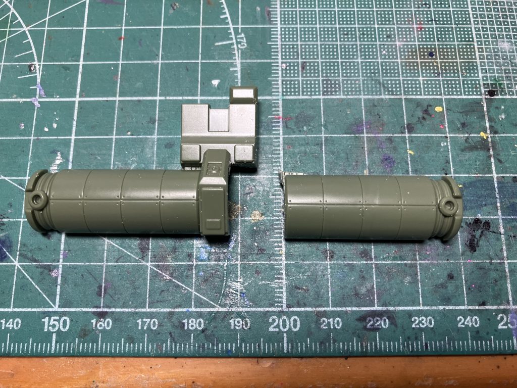 宇宙用装備のタンクは横一直線に合わせ目が出るのでこちらも分割位置を変えて接着。