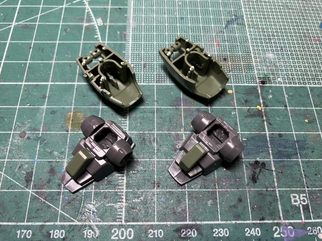 リーオーの弱点である太ももと足首のポリボールの緩さ解消のため、ゼリー状の瞬間接着剤を受け側に塗って強度を上げました。またNPDでは胴体の換装もあり控えていた胴体のポリボールも同様に関節の強度を上げています。