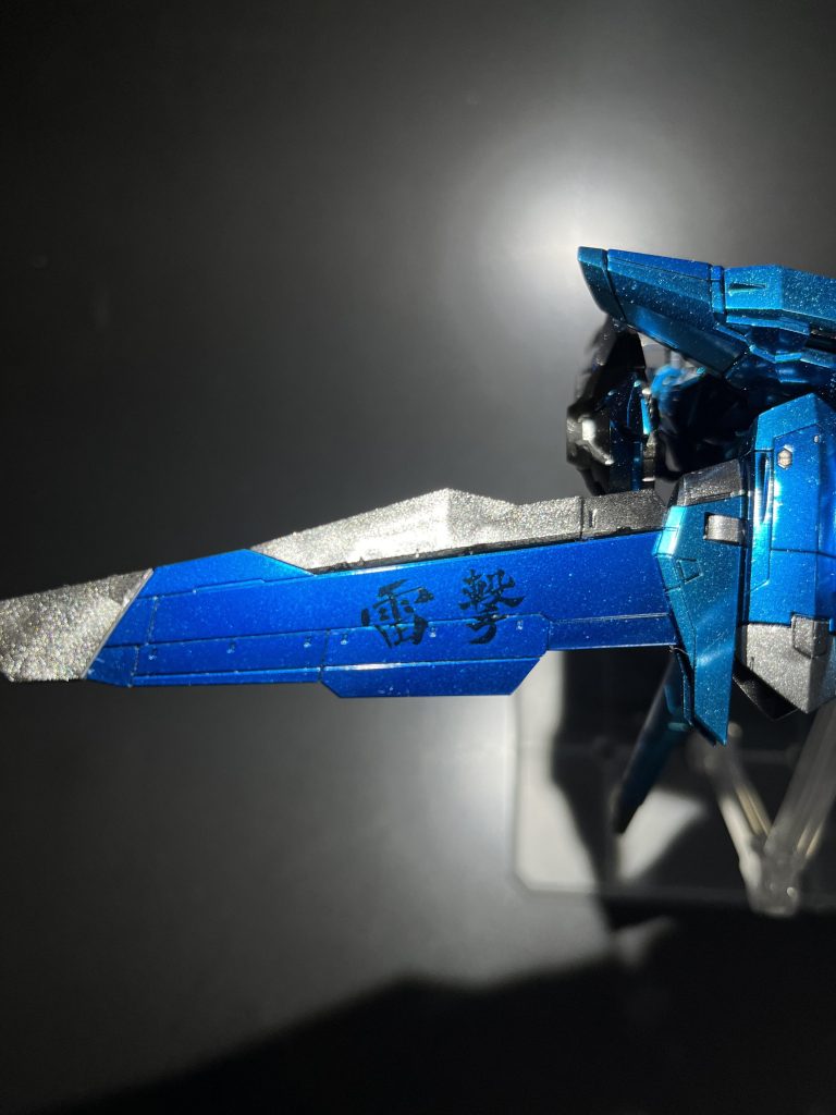 [雷撃]デカール右翼には[暁]デカールが貼ってあります今回使ったデカールは全て漢デカール01でそろいます1/144の機体には若干大きめのサイズですが…デカールの削り出しを行い、なるべく浮かないようにしたつもりです