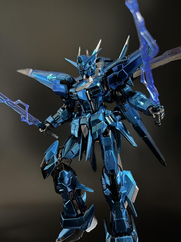 電撃エフェクト付きのビームサーベルはガンダムルブリスアノクタの[ナルカミ]ですこの機体のコンセプトである雷と和名なのがシンパシーを感じます