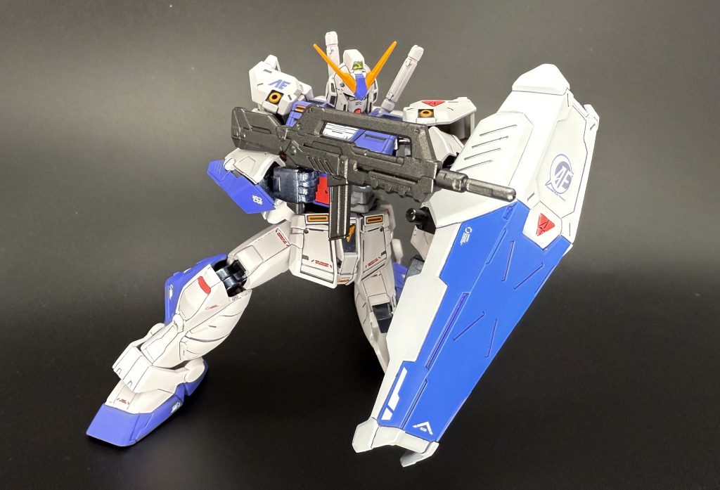 射撃ポーズ。最新のガンプラには敵いませんが、アクションを売りにした食玩なので、少し苦しいですが、膝をついて射撃ポーズが取れます。