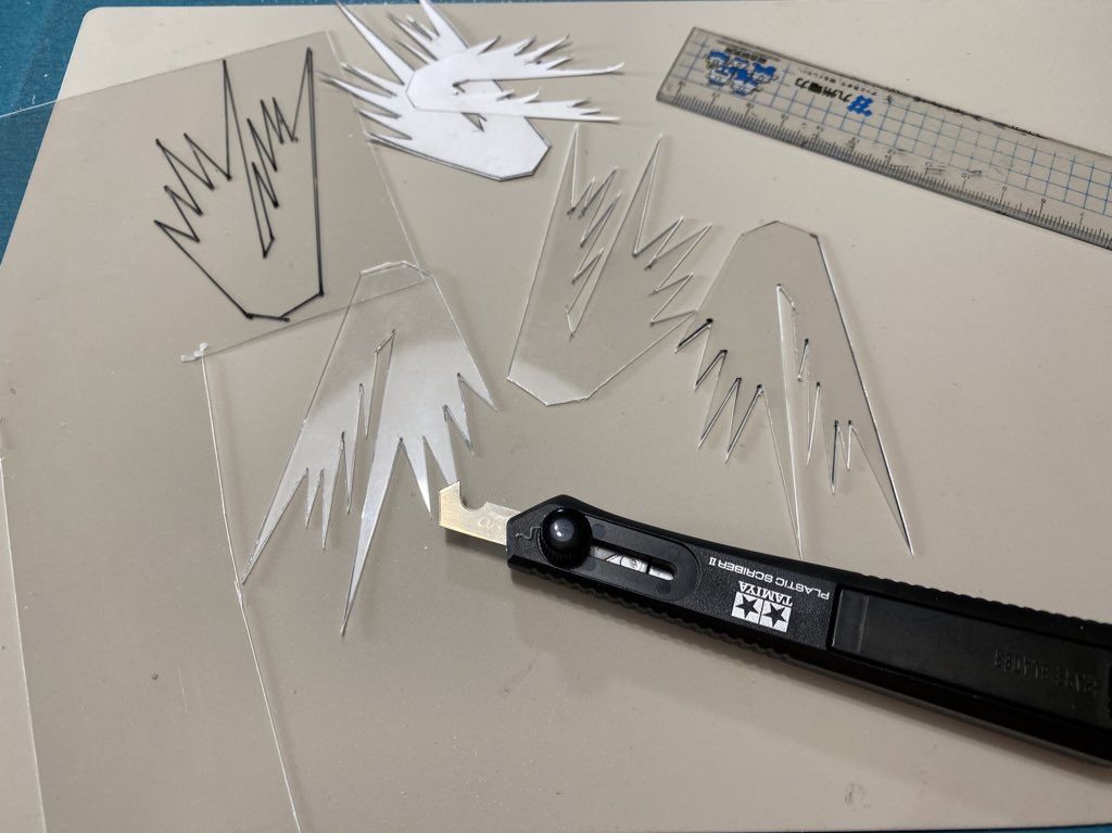 100均のプラ板をチョキチョキしました。何でもあるなぁ最近の100均は。