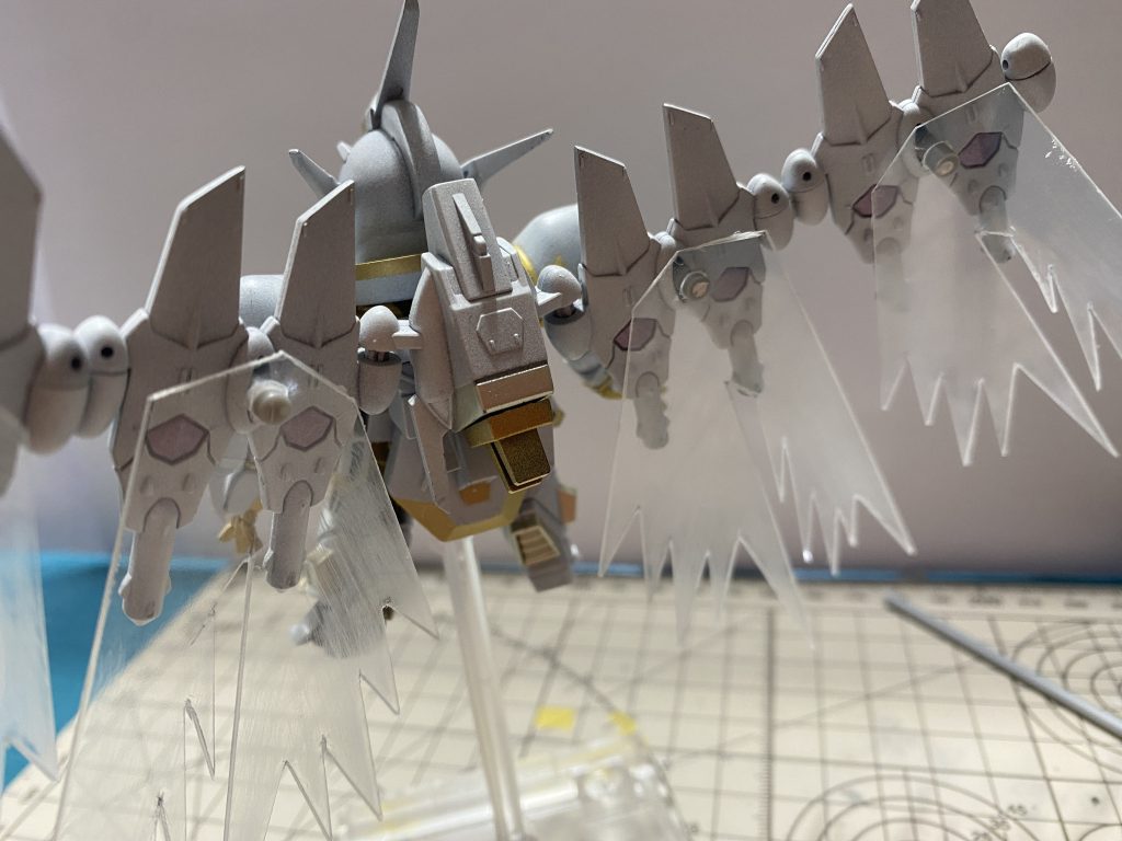 光の翼には3mmの穴開けて、翼と接続してます。