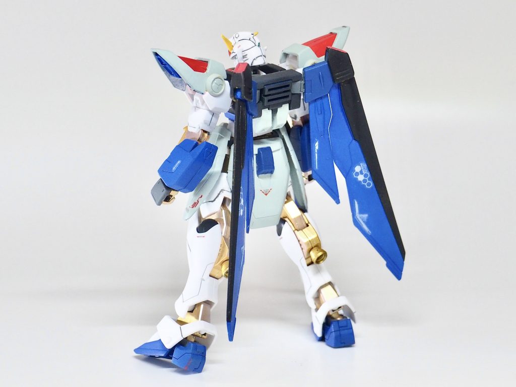 バックショットです。無改修でカラーリングのみの変更です。塗装はガンダムマーカーと他のマーカーを使いました。