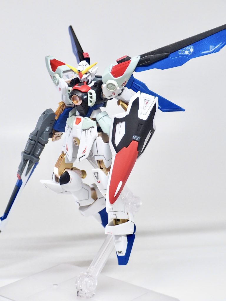 ストフリはビームシールドなのですが、ウイングにはシールドがあるのでフリーダムのシールド風に塗装しました。