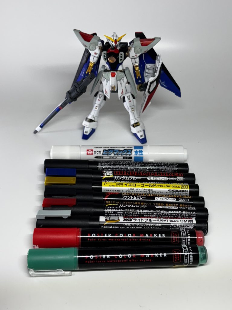 今回、塗装に使ったマーカーです。ガンダムマーカーは場所によってガンマカエアブラシを使いました。ガンダムマーカー以外のマーカーは直接塗り塗りしました。今回初めてガンダムマーカーのライトブルーを使いました。ガンダムマーカーには薄いグレーが無いので、ライトブルーで代用できるか試してみました。塗装箇所が少しなら良いけど、塗装箇所が多いとライトグレーの代用は厳しいですね。今回、もう少しライトブルーを減らせば良かったと思いました。GSIクレオス様、ガンマカでライトグレーを発売してください（^人^）
