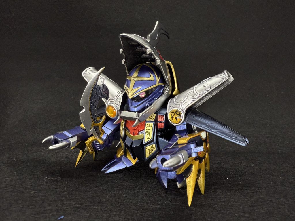 バトルモード。背面の“黒星砲“を腕に装備。防御型戦闘形態。