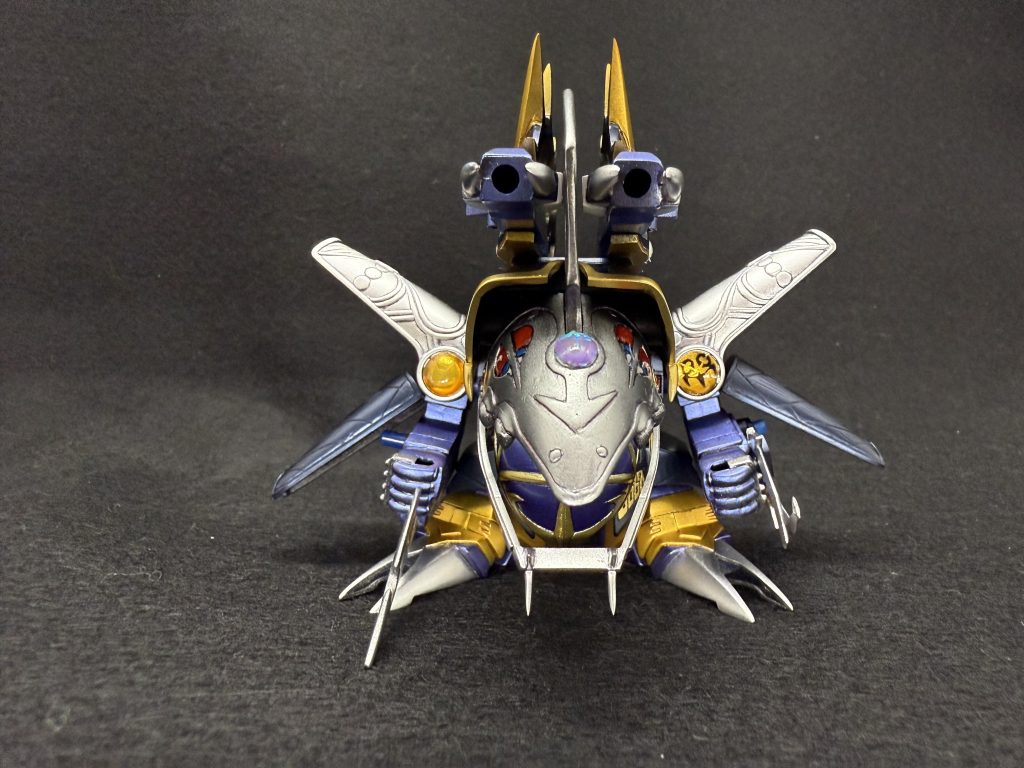 正面から。瞳部分、額の宝玉についてはUVレジンを使用しています。