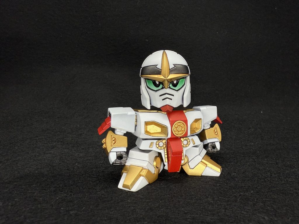まずは軽装タイプ。SDガンダムは瞳が命。付属のシールが少々個性的と感じたため、瞳についてはシールを使用せず、好みの形になるよう塗装により仕上げています。スジボリを行い、黒で墨入れをしているため、くっきりした瞳に。緑部分は少しグラデーションをかけています。