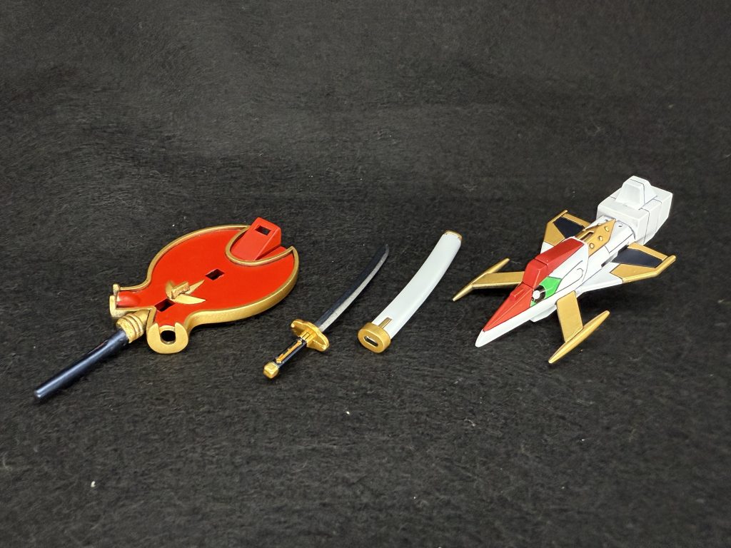 武器類。左から、光の軍配、日輪剣、ボウガン。本キットに軍配は付属していませんでしたが、“豪華版“のものを拝借。