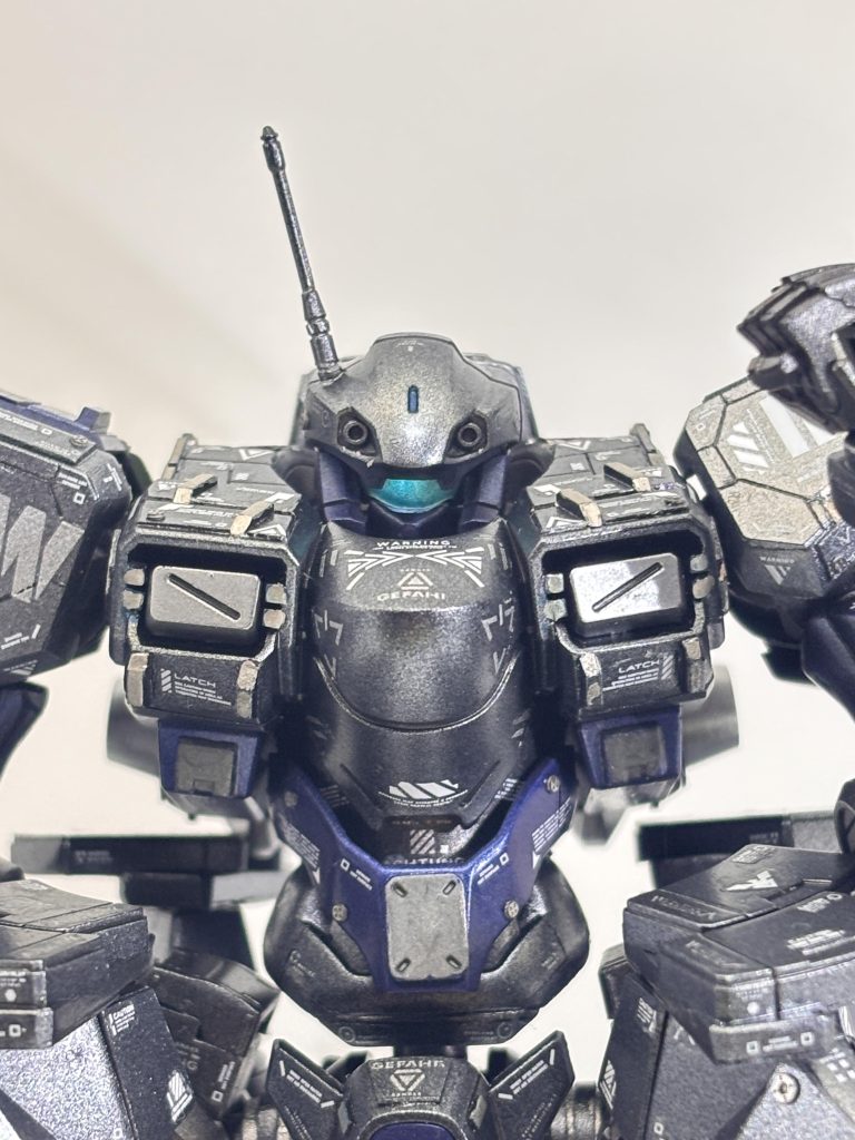 各所は大量のデカールとプラ板工作でディテールアップしています。電飾はバックパックに仕込んで青白く発光するようにしました。クリアパーツの色変えが結構きつかった…