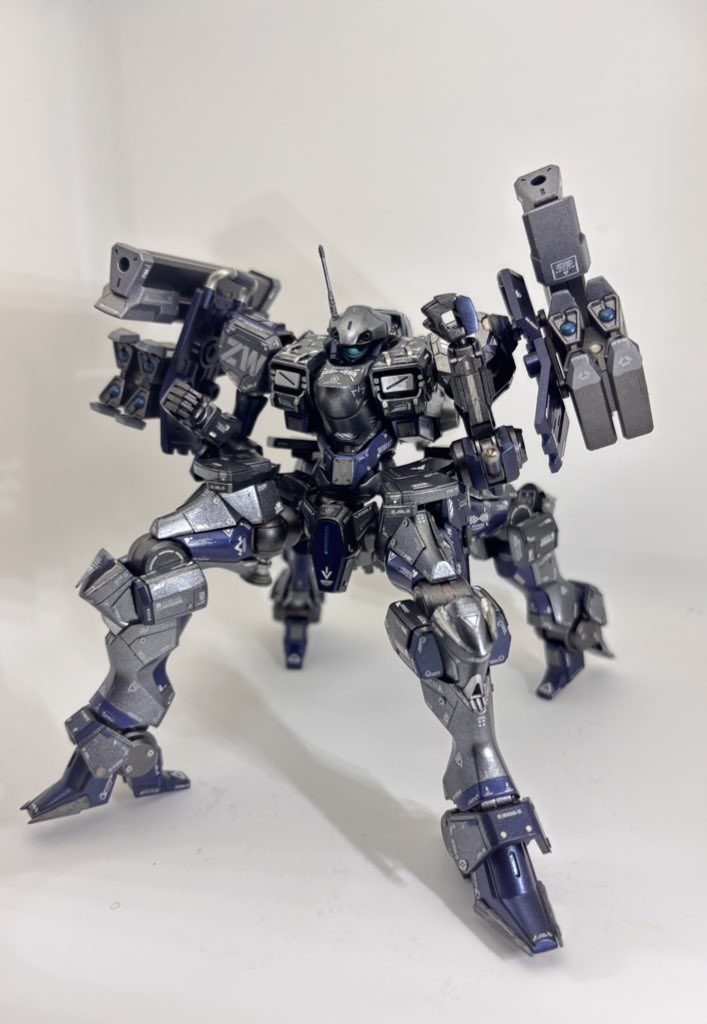 腕はファラクトと同じく、可動を追加してビームサーベル…ではなく小型ガンを展開できるようにしています。ビームサーベルはオミットしているので本当の最終手段です!