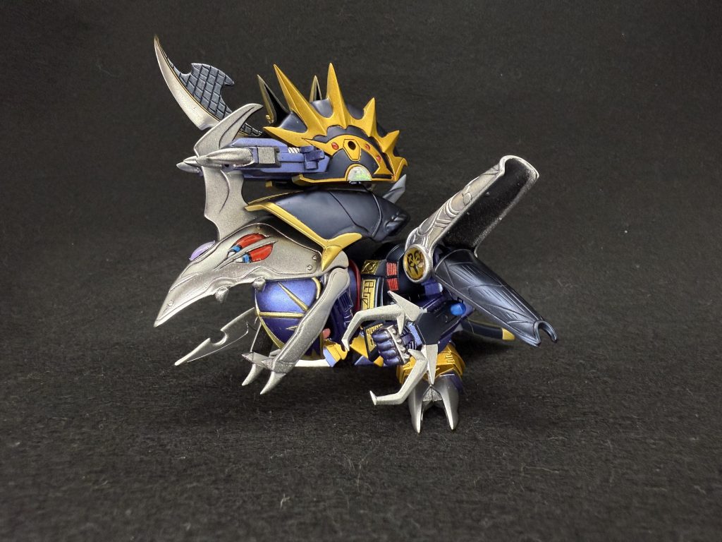 モンスターモード。闇皇帝といえばこの形態の印象が強いです。禍々しいデザインの中にも可愛らしさがある気がします。何より非常にコンパクトにまとまっており、今見ても色褪せないデザインです。改めてスタイルを見ると、通常形態では腕が少し長いように思いますが、この形態で最適なスタイルになるようデザインされているのかもしれません。