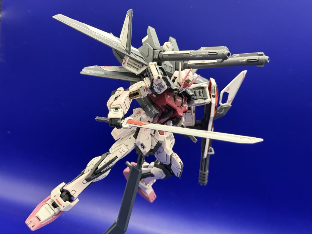 実体剣が2つ付いてるのがいい!実際は燃費不足を補うためにビームサーベルじゃないんでしょうが実体剣はロマンですよね