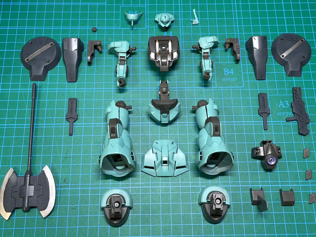 完成直前の様子 このキットは一般機とラウダ機のリデコキットです。ワタシはフェルシー機(一般機)のつもりで作りましたが、ラウダ機もパーツ差し替えでの再現なので、ついでにラウダ機仕様のパーツも含めて作っています。 ウェザリングはラウダ機だとほぼない状態だろうなとは思いましたが、フェルシー機なので脚部やスラスター周りを中心に軽い汚れだけ入れてあります。 改造箇所は太腿以外ではスカート裏などに裏打ちパーツなどでディテールアップしてます。それではフェルシー機(一般機)とラウダ機の完成画像をご覧ください。