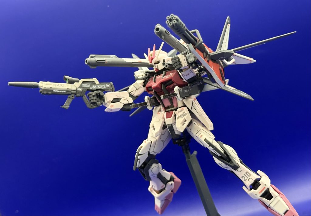 最後はフルバーストでシールドや実体剣のシールでの補足はない部分のみ塗装しましたがシールで補うぐらいでここまでの完成度なので素晴らしい逸品ですそんなわけで付属シールとデカールに、部分塗装にスミ入れでつや消し吹いてフィニッシュです。次はこいつにあれを付けますよ!