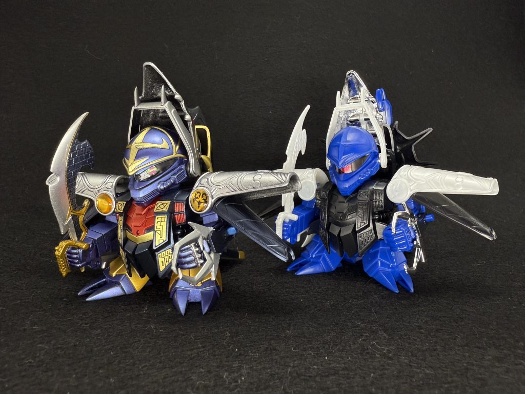 素組状態との比較。大きな改造は行っておらず、基本工作+エアブラシ塗装により仕上げています。付属のシールは肩の“紋様“部分のみ使用しており、基本的にはマスキングにより塗り分けています。