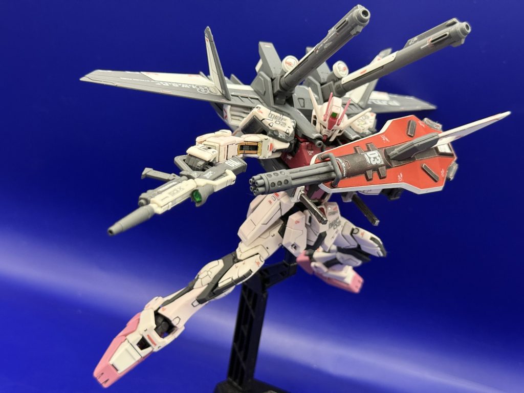 シールドガトリングとビームライフルの2丁構えでポーズ