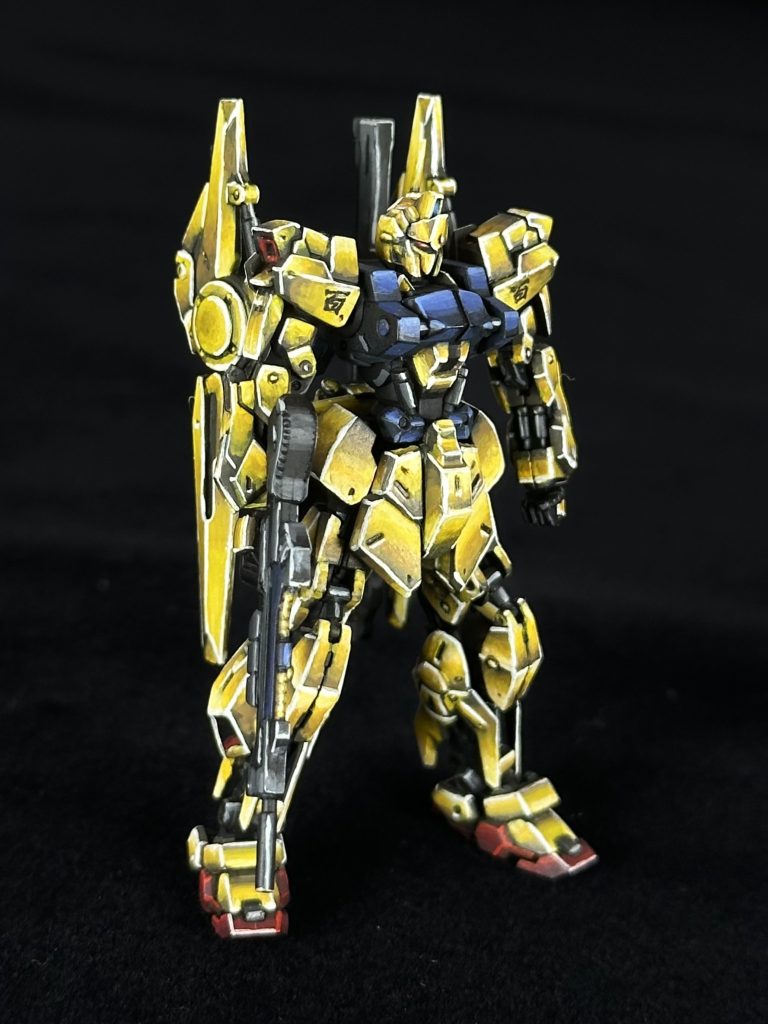 右から。ツインアイにハイライトを入れています