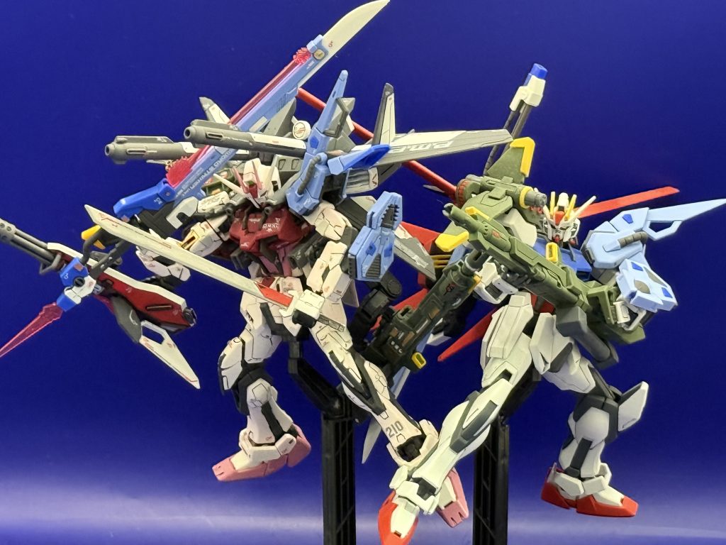 最後はパーフェクトストライクとツーショットでパシャリソードとランチャーの武器を保持させるための接続部移植に手間取ったくらいで簡易改修で行けました!ソードランチャーも結構部分塗装を頑張りました。