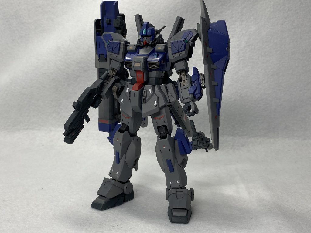 ガンプラの本体はHGの以下のパーツで構成されております。胴体:TR-1ヘイズル改頭部,肩:スレイヴレイス腕部:ペイルライダーキャバルリー脚部,バックパック:ガンダムMk-Ⅱ基本的にミキシングになりますが、胴体のヘイズルが古いキットの為、腕との接続軸をパテを使用して合うものを固定する形にしているのと肩をスレイヴレイスのものにMk-Ⅱの方パーツを一部切り取ったものを付け加える形にして元のパーツと多少形状の違うものに変更、頭部はスレイヴレイスのキットに付属している陸戦型ガンダムの頬部分のパーツをつけて元のものより情報量を増やす形にしています。