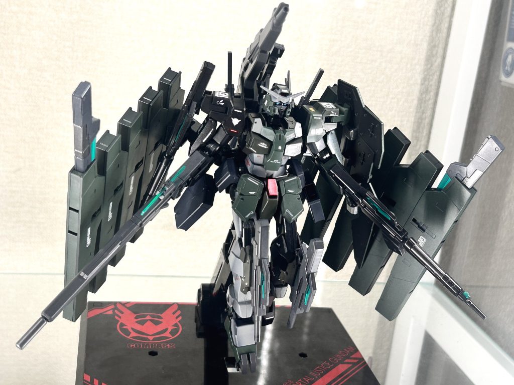 刹那でいうダブルオークアンタ フルセイバーにあたる機体を目指しました。銃は13丁装備ビットも含めればそれ以上です。これだけあればELSに善戦出来るはず!笑