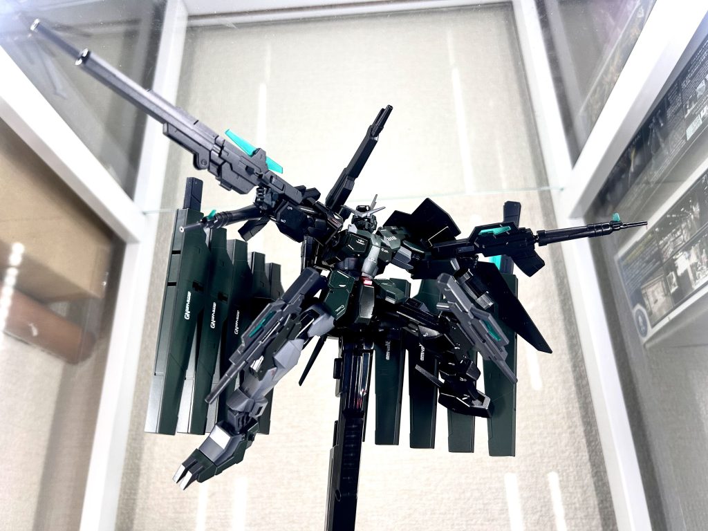 デカい銃を構えてフィニッシュ!古いキットなのでミキシングに不安はありましたが、デュナメス以外は技術革新があったダブルオーガンダム以降の商品なのでやりやすく、自分好みに組む事が出来ました。見ていただきありがとうございました!