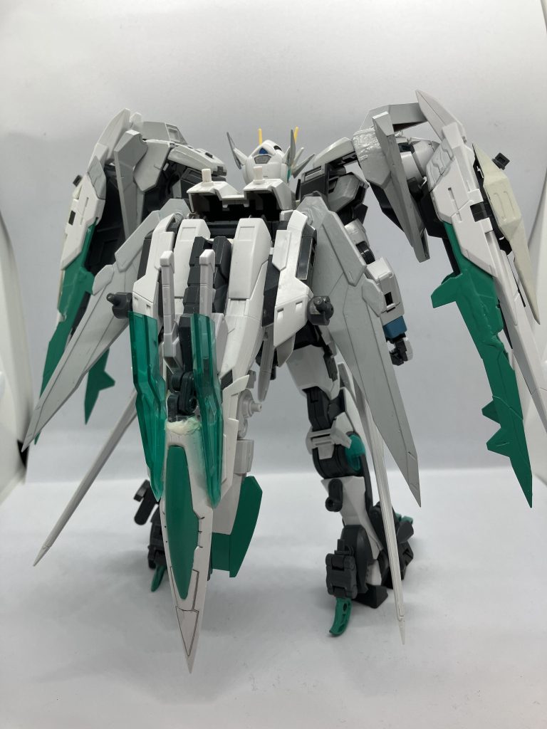 ダブルオーライザーと異なる部分は脚部のパーツを取り付けたことで上半身のボリュームとバランスを合わせたところダブルオーライザーはオーライザーと合体したことで上半身にボリュームが集中していたがブランシュライザーは下半身の脚部にパーツを取り付けたことでバランスを整えている