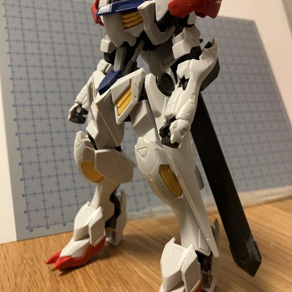 胴体延長に合わせてシャフトパーツを新規に作りました。ガンダムフレームの胴体延長は多くのモデラー様が行われる改造でその手法も多岐にわたりますが、今回は使用する道具もなるべく少なく済む方法を自分なりに考えて改造しました。今回使用した道具は、ニッパー、ヤスリ(120〜800番.120さえあればいいです)、接着剤流し込みタイプ、小学校で使った彫刻刀、プラ板0.5mm 、外径2.0mmプラ棒、真鍮線だったと思います。写真一枚目)    胴体部分のシャフトと軸を切り離します、ニッパーで。思い切っていきましょう。切った後はヤスリで面を適当に均します。あとここで腰に接続される軸も切ります。写真二〜三枚目)   腰との接続部は1番負荷が大きい部分なので真鍮線で補強して軸を接着します。真鍮線なしで一度やりましたが一瞬で折れました。写真四枚目) 見栄え良くするために前側にもプラ板を積層してからいい感じに削り出します(適当)、金属製のヤスリを用いるとパキッと面が出るのでお勧めします。シャフトパーツ) ランナーとプラ棒を用います。ランナー:プラ棒＝1:1.5くらいの感じで接着するだけです、かなり折れやすいです。作った後は胴体の太い軸に接着しますこんな感じで胴体改造終えました。形はかなり上手く整ったと思います。（6枚目）