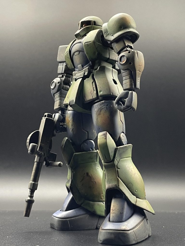 こちらはジオリジンの旧ザク。これは過去作のドムやボールを参考に整形色の上に色をうっすら乗せ、整形色の色味をなるべく残しています。・ランナーパテやヤスリででティールを少なくする。.肩の接続部分を真鍮線使って短縮。.マシンガンを旧にする。などかなり改造したキット。自身の中では整形色を活かした塗装ではこの子が今のところ最強。