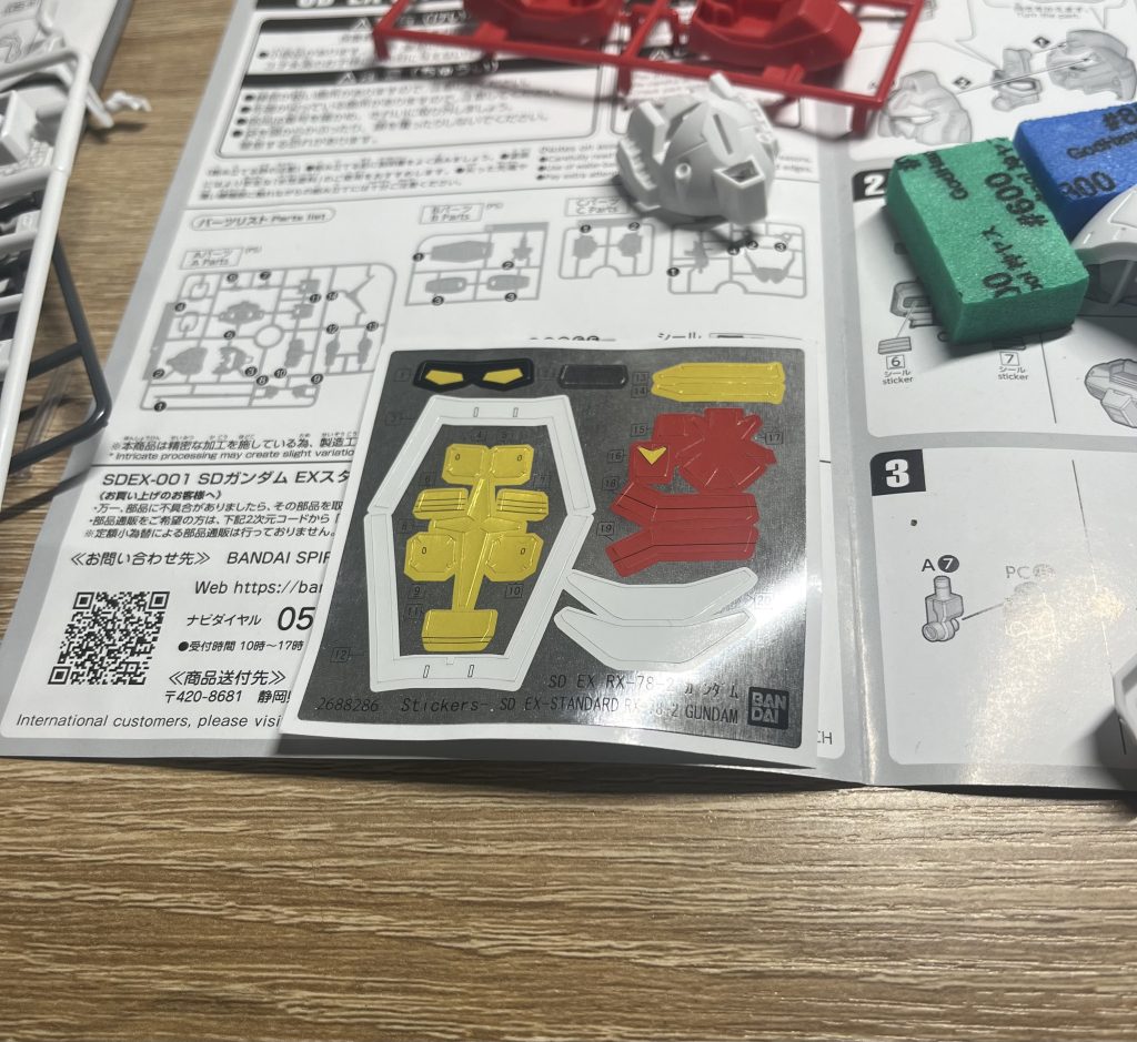 色分けがほとんどシール…!普段なら成型色をそのまま使うのですが、シールを使うと安っぽくなるので、今回は筆塗りで色分けをすることにしました😊