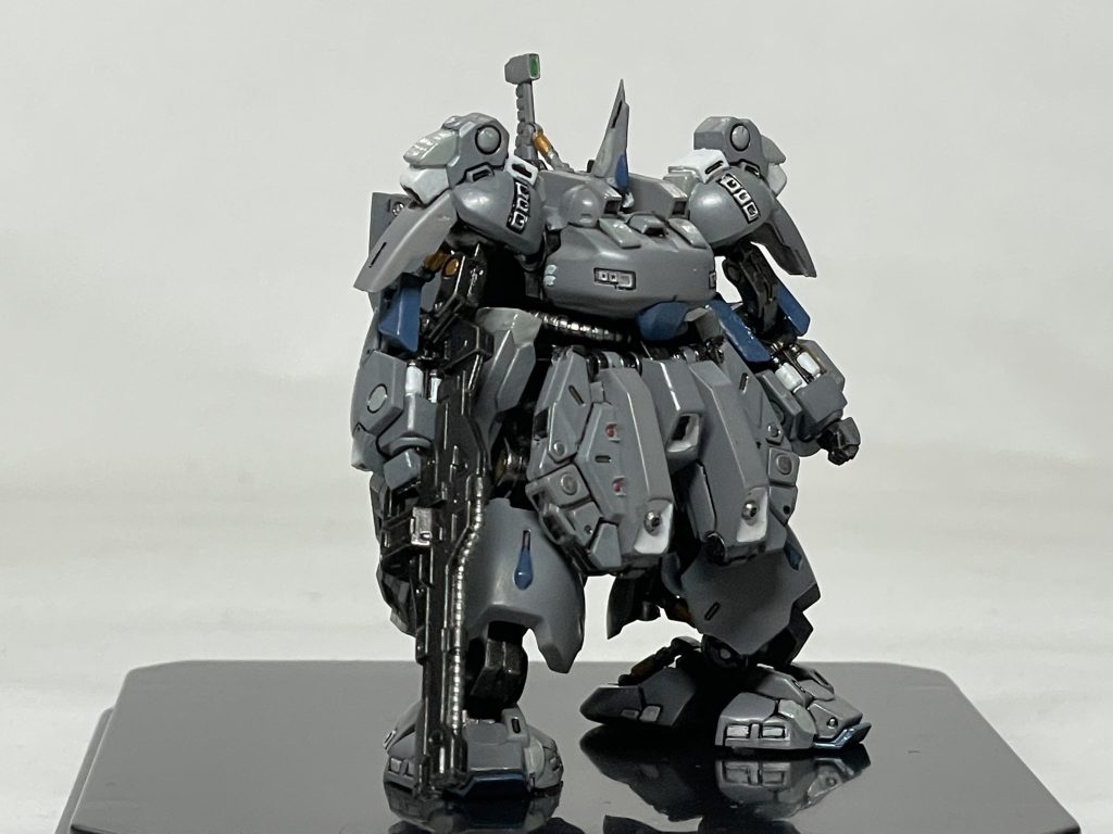 今回は基本色のニュートラルグレー、黒鉄色をエアブラシで吹いています。