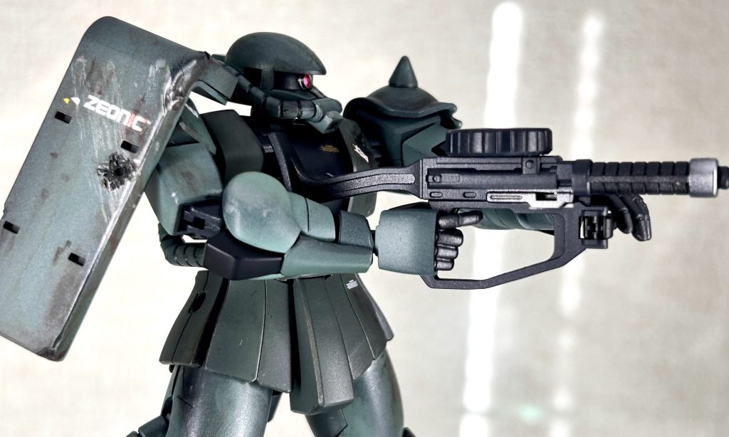 ザクマシンガンがカッコいい!肩シールドと胸部に弾痕傷を。初めての挑戦でしたが楽しく出来ました。