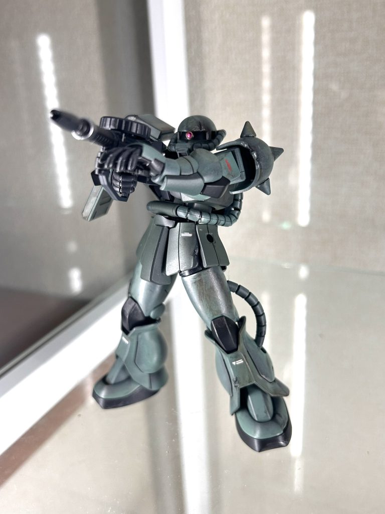 モノアイは市販のパーツを使用し軽く蛍光ピンクを吹きました。