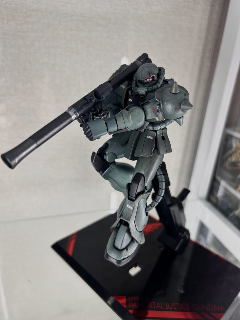 バズーカもデカくて厳つい!モノアイは穴の位置が高すぎて反対側でやり直しました笑モノアイ可動レバーはお察しです(gundam-kao9)